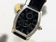 🌈🌈新返貨啦🌈🌈Jaquet Droz 酒桶型GMT 5195 34mm ✨精鋼鑲鑽外圈 💎黑色面盤 🖤黑色皮帶 🩶雙時區 GMT功能 ⏱️上鏈機芯 ⚙️淨錶 💛狀態一流 👍🏻C2159（廣華街店）