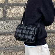 一眼心動💓男女🉑背😎 BV黑色全皮Cassette編織枕頭包單肩斜挎包