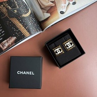 24A手工坊新款 ::CHANEL:: 白色琺瑯雙C LOGO 鏤空金色方框耳環 CC Enamel Gold Tone Earrings Chanel