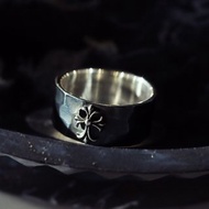 哥德十字架扁平戒指，錘紋紋理，925 仿古