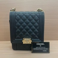 CHANEL/香奈儿 leboy黑金 小號 2019年，28開 鱼子酱牛皮竖款链条单肩斜挎包  有塵袋 有卡 無盒子 尺寸底長16*高20*