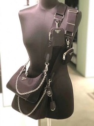 正品 Prada Hobo三合一包 ～3️⃣色 一包三用 腰包/斜揹/單肩 長22 高12底寬6cm  一條做舊金屬鏈條  一條寬肩帶 附帶一個小鑰匙包！降落傘尼龍防水料，三角金屬logo牌，lamp