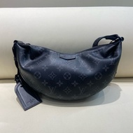 LV路易威登Hamac Bag黑老花滿印月亮包男包斜挎包 小號 芯片