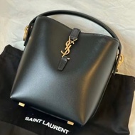 SAINT LAURENT YSL LE37 Logo Bucket Bag 亮面牛皮 水桶包 單肩包 斜挎包 手提包 小號 女款 黑色 送禮 禮物 | 749036-2R20W-1000 | 全新正