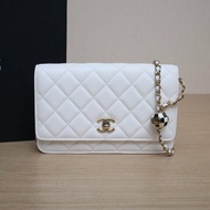 CHANEL CFWOC19白色羊皮晶片開金扣足球調節扣肩帶肩背包