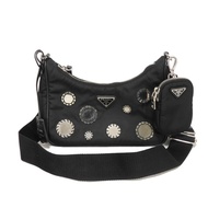 PRADA 2005 複刻版鏡面 Tessuto 手拿包 RFID IC 三角形 Logo 尼龍黑色單肩包 1BH204