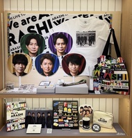 嵐 We are ARASHI LIVE TOUR 2026 周邊商品-We are ARASHI LIVE TOUR 2026 周邊商品，包括T恤、毛巾、手提袋、扇子、徽章、化妝包、手燈、貼紙