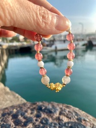 吞金獸灰月光草莓硨磲手串