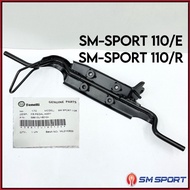 (100% ORIGINAL) SM SPORT110E / SM SPORT110R FRONT STEP BAR // 58610U160104 DEPAN FOOTREST FOOT REST 