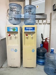 Bonaqua 冷熱水機 hot & cold water machine 四個膠水樽其中一個全新未開滿水 4 bottles one new full of water 🎬合寫字樓辦公室拍戲置景道具