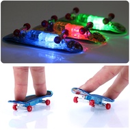 ของเล่นเด็ก Fingerboard Fingerboard สเก็ตบอร์ดขนาดเล็กพร้อมไฟ LED ของเล่นเด็ก Frosted ชุดของเล่นของขวัญ