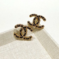 CHANEL - 黑色皮穿鍊雙C耳針式耳環