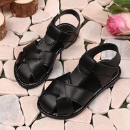 1 คู่ รองเท้าแตะส้นแบนสีดำขนาดใหญ่สำหรับเด็กหญิงเล็ก ๆ แบบปิดหน้าเท้า, สีพื้นPUแบบพาดหลัง เย็บตรึง อ