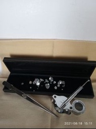 一手大約30粒鋯石cubic ziconia 連一套首飾工具包括十倍放大鏡,石鉗，石叉，首飾布，全套共售800元。