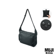 มูจิ กระเป๋าสะพายผ้าโพลีเอสเตอร์แบบพับเก็บได้ - MUJI Collapsible Shoulder Bag (27×38×12 cm)