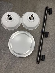 白色吊燈兩盞，吸頂燈一盞，黑色射燈三盞一行。white ceiling light 💡 round shape lighting office home 家居辦公室寫字樓合用 black spot l