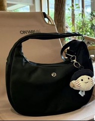 新款 lululemon 4L 金屬logo City Essentials腋下包 半月包 肩咩袋