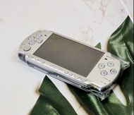 Name of Product 物品名稱 : Sony PlayStation Portable PSP 2006 遊戲機(吉機一部，沒電池，沒遊戲咭，沒充電器)Price 售價 :  HKD 600Available 現貨(二手，95 %新凈，功能全正常。)Transaction  交易方法:  hand in or send by sf express after payment settled 先付款後面交或者發香港本地順豐.