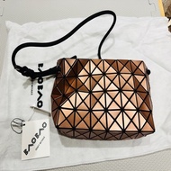 ISSEY MIYAKE 三宅一生 BAOBAO 4x8 LOOP亮面斜背包- 古銅色豆腐包