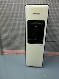 Water Dispenser 上流式水機, 換水省力, 黑白機身, 時尚雅緻, 冷熱水正常, 全機已清洗及消毒, 可放心使用。火炭自取, 試好機滿意現金交收。