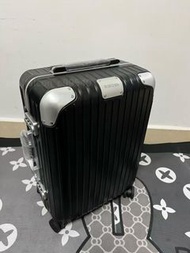 Rimowa 黑色 Hybrid 行李箱