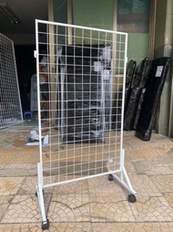 ( Có 4 bánh xe ) Kệ khung lưới treo hàng có bánh xe kèm 20 móc