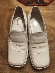 La new 白色真皮皮鞋 23號 小白鞋