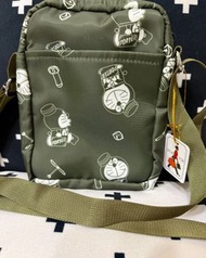 全新PORTER （吉田）與哆啦A夢（Doraemon） 聯名系列Doraemon x PORTER NAVIGATOR CASE。橄欖綠斜孭袋證件袋手機袋。（為了紀念哆啦A夢作者藤子·F·不二雄誕辰