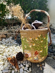 泰國手工編織草編包 刺繡雛菊與兔子圖案