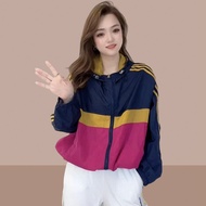 เสื้อแจ็คเก็ตกันแดดลายทางสีสันสดใสสำหรับผู้หญิงไซส์ใหญ่ ฤดูร้อน 2024 แจ็คเก็ตแขนยาวแบบสวมหัวแบบมีฮู้