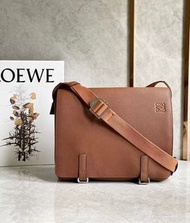 🆕全新現貨  LOEWE  柔軟裡面牛皮革郵差包  男款 橘黃色