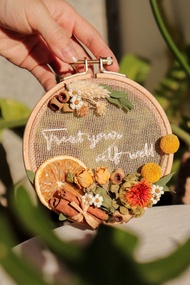 | 夏日限定 | - 橙意 (小) - 乾燥花 立體刺繡框 掛飾 花圈