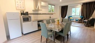 Apt 14 au 3eme etage, un superbe T2 bis d'environ 60m2, climatise et entierement equipe avec une ter