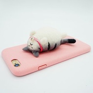 羊毛氈虎斑貓趴在手機殼上 超質感灰色虎紋貓咪手機殼 生日禮物