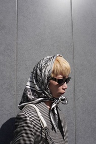 【日本直送 名牌中古包】Christian Dior 絲巾 黑×白 30 Montaigne 絲綢 vintage 古董 2dn4gf