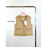 Lady Apple : เสื้อทวิตแขนกุดแต่งขอบเสื้อทั้งตัว กระดุมมุกขอบกุ้น