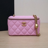 CHANEL 23P長盒子化妝包帶鏡子16粉色荔枝牛皮鐳射標金扣愛心金球肩帶肩背包