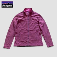 เสื้อแจ็คเก็ตกันหนาว Patagonia สีเปลือกมังคุด-ชมพูเข้ม อก 44 มือสอง 📌 ตำหนิรอยน้ำมัน 4 จุด