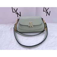 LYN   กระเป๋าสะพายข้างทรงอานม้า มี  5 งานหนังทั้งใบมาพร้อมอุปกรณ์ ถุงผ้า ป้ายเเทรค มีบริการเก็บปลายท