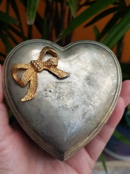 ตลับรูปหัวใจแกะสลักลาย Made in Hong Kong