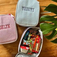 現貨可繡名❗️ 客製化刺繡款 泡泡紗午餐包 兒童收納包便攜式  🇭🇰香港刺繡服務/刻名服務/個人化繡字/男朋友女朋友禮物/男女寶寶/初生嬰/BB禮物禮盒/初生送禮/滿月新生/百日宴/滿月/咬咬巾/毛巾