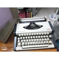 復古（小型）二手功能正常英文打字機（需上油與換色帶，才能正常使用）AEG OLYMPIA(物品本體底部比較舊。不在意再購買)
