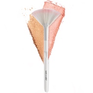 wet n wild Fan Brush, Synthetic Polymax Fibers for Versatile Blending, Ergonomic Handle for Comforta