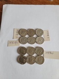 香港:前殖民地:(5元硬幣):大小皇冠:女皇頭:(1980年3個):82年1個:85年2個:1989年6個:(送紙夾12):共5元:12個硬幣