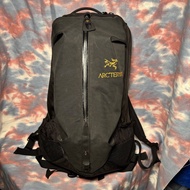 85% new Arc’teryx Arro 22 backpack rucksack OG 不死鳥 深灰色x黑色 橙色logo 防水拉鏈背囊 背包 書包 #舊logo 始祖鳥 arcteryx