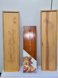 中華英雄-赤劍 + 倚天屠龍記-屠龍刀 + 刀劍笑 奪愛刀 (一套三把) 。送步驚雲(問誰領風騷) + 4吋兵器 絕世好劍