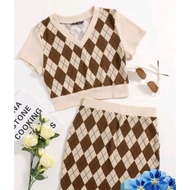 Set V-Neck Argyle Print Qutie Top & Skirt