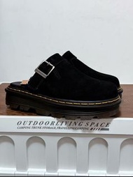 💥現貨💥 顯瘦增高復古百搭工裝風絨面厚底穆勒半拖 | Dr.Martens Suede Platform Mules | 配色：經典全黑 | 鞋面：優質反絨麂皮 | 鞋底：5cm增高防滑鋸齒厚底 | 
