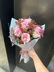 9支粉紅香水玫瑰加襯花（特殊一束）