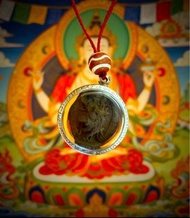 【藏傳 · 獅面空行母老擦擦】獅面空行母為智慧護法，獅面盡顯威猛之態，能專遮一切邪祟惡障，破除咒術、噩夢與諸多不祥，可迅疾賜予事業成就、財富自在。此擦擦內含殊勝聖物，至今仍留存著淡淡清淨香氣。其尺寸輕